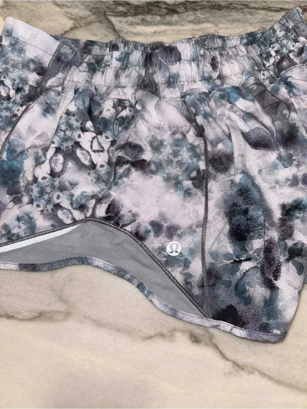 Lululemon Hotty hot shorts 2.5 inch inseam size 6 blue and white floral